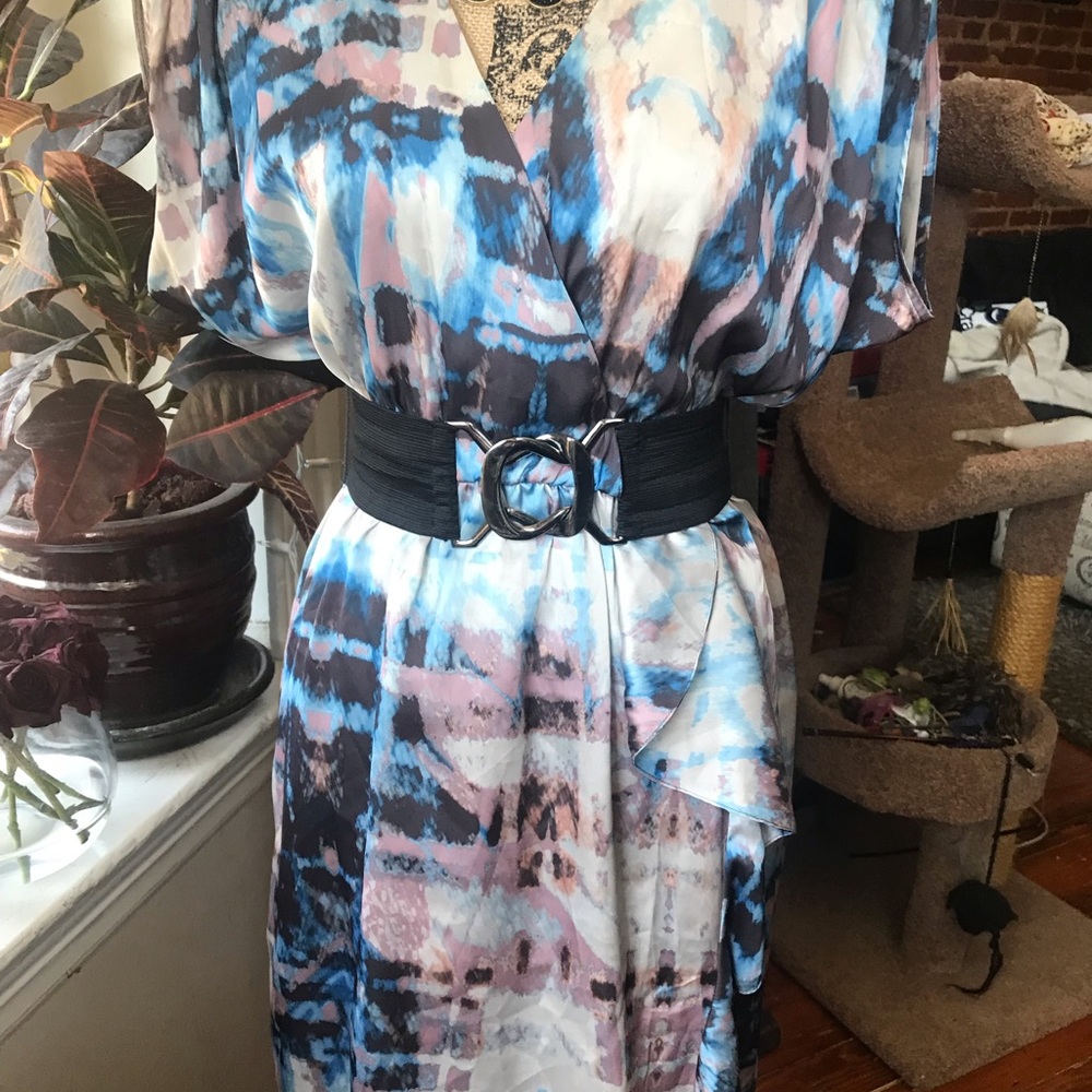 Abstract v-neck mini dress w/black belt